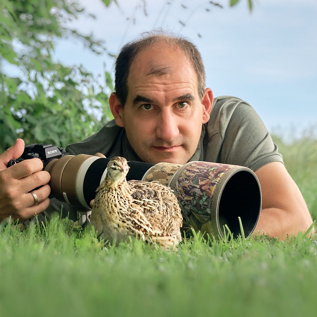 Jakob Günther mit Kamera und Wachtel