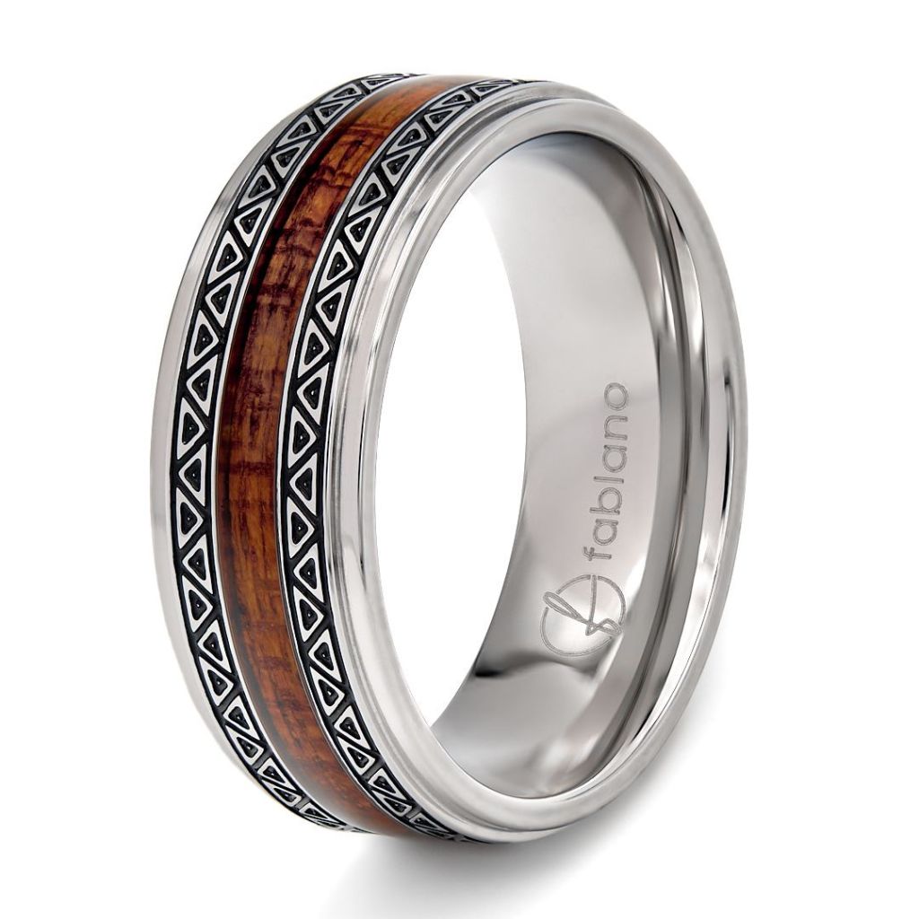 Freigestellte Aufnahme eines Silberringes mit Holzdekoreinlage 