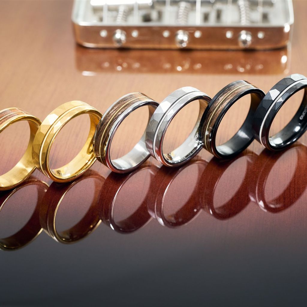 Produktfoto verschiedener Ringe auf einer Gitarre