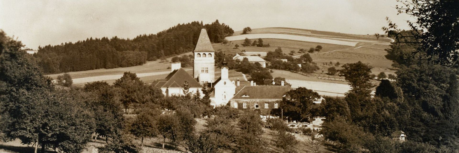 Historische, colorierte Ansichtskarte mit Blick auf das Schloß Hainstetten